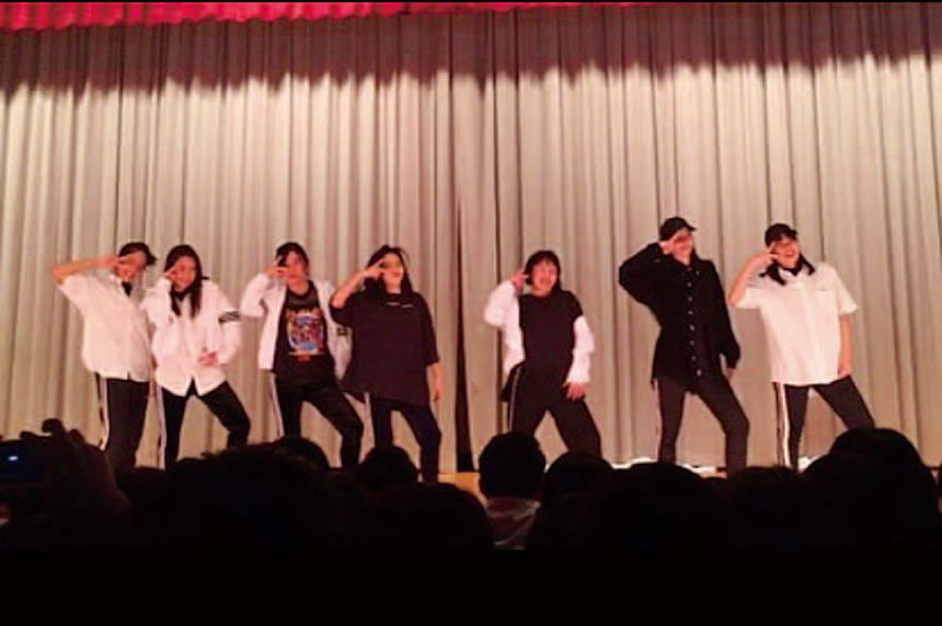 高校時代はダンス部に所属(右から3番目)。振り付けを自ら考えたり、校内行事に出演したり、周りの仲間たちに支えられて充実していた。 イメージ