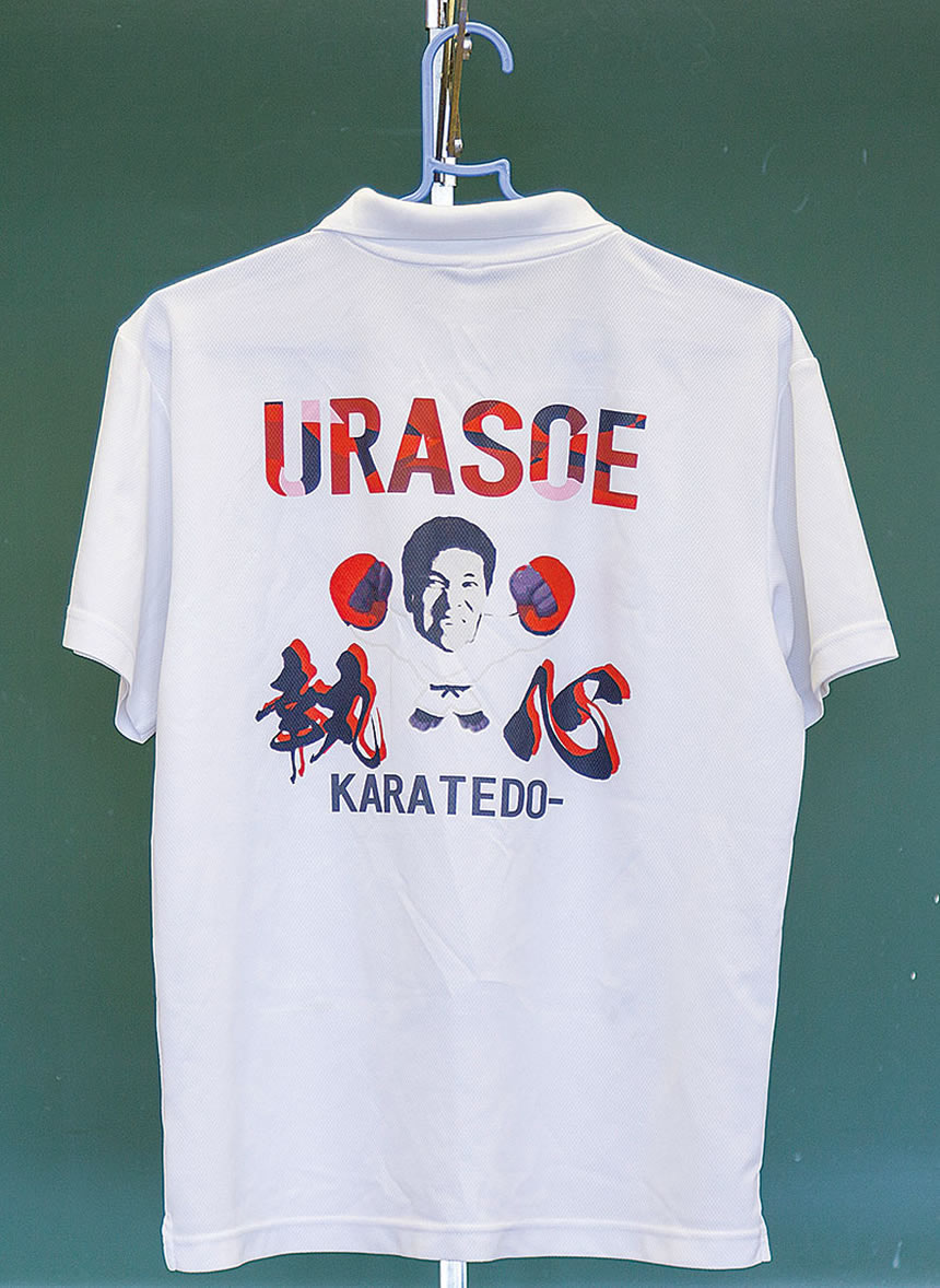 高校時代の監督の顔がプリントされたチームTシャツ。見守られているという安心感と、気弱になったときに気合いを注入するカンフル剤として、部屋に飾っている。 イメージ