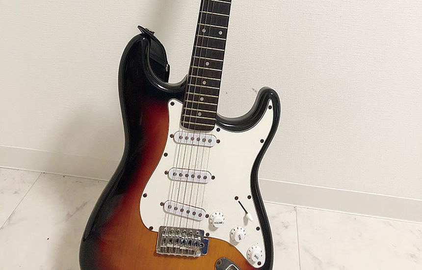 1つ上の姉から貰ったギターとピック。ピックはギターを始めてからずっと使い続けている。高校の文化祭でも、このギターとピックを使って演奏した。 イメージ