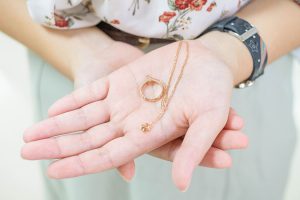 お婆ちゃんからもらった指輪をネック レスにしたアクセサリー。悩んだ時に心を落ち着かせてくれる宝物。