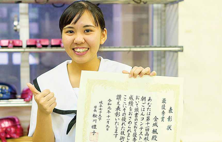 「もっとたくさんの人に喜んでもらいたい!」最優秀賞に輝いた表彰状と一緒にガッツポーズ 沖縄の高校力ドリームインタビュー