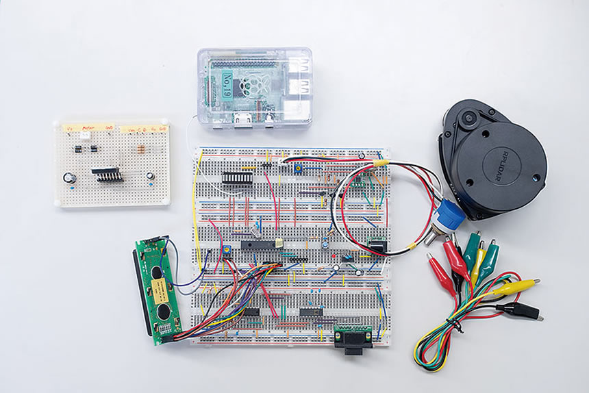 実習で作成した回路。ドライバ回路や制御プログラムを自分で設計して作ったサーボ回路の課題。このような授業の知識を生かし、現在は工場の鉄粉を除去するロボットの開発を行っている。 イメージ
