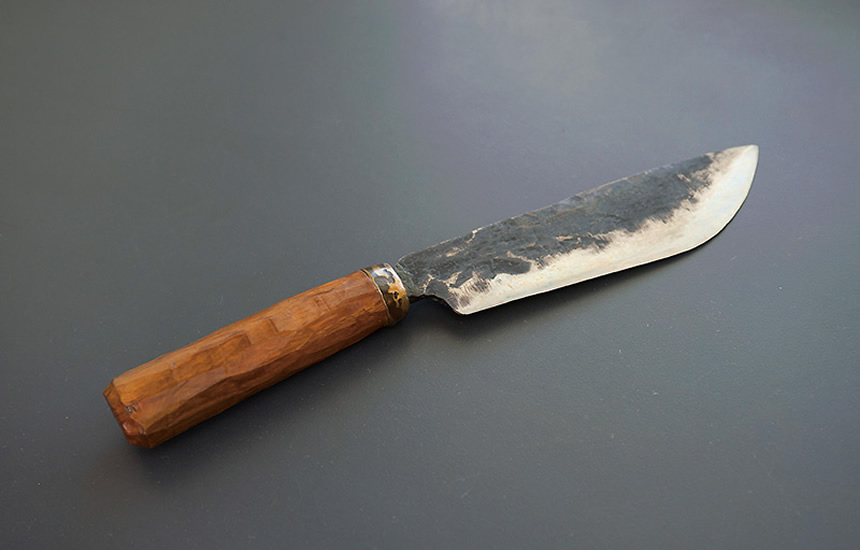 マイ包丁が欲しくて、沖縄にある鍛治工房で作ってもらった南島型シマ包丁。海人が漁労で使っていたもので、魚を捌くのに重宝している。 イメージ