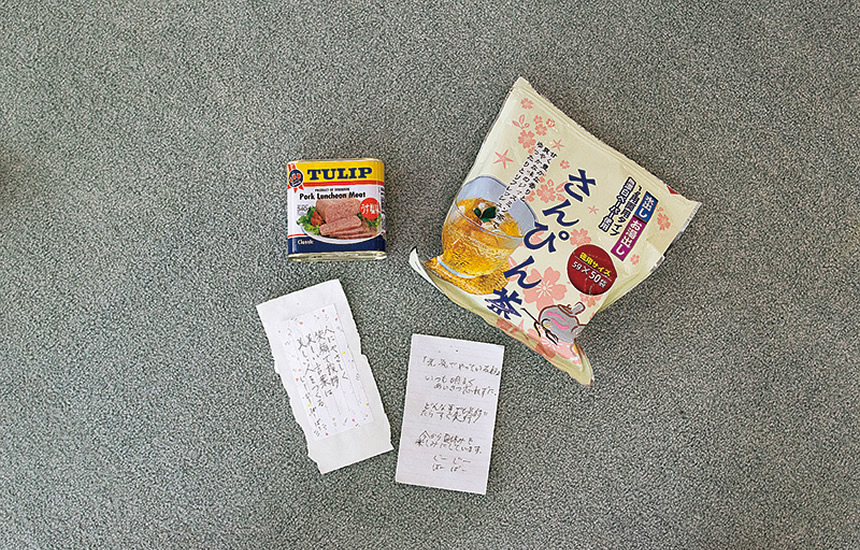 祖父母から上地さんへの手紙。さんぴん茶などの仕送りに同封してあったそうで、いつでも目に入るようコルクボードに貼っている。