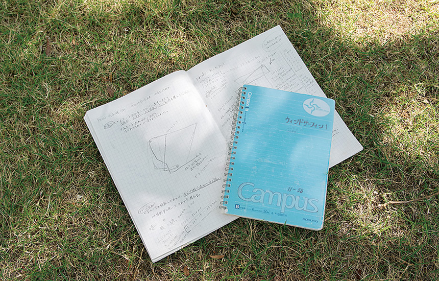 これまでに書き溜めたウィンドサーフィンノート。1年に1冊の割合で作っている。「乗り方などウィンドサーフィンの練習で学んだことをメモしています」。 ウィンドサーフィンノート