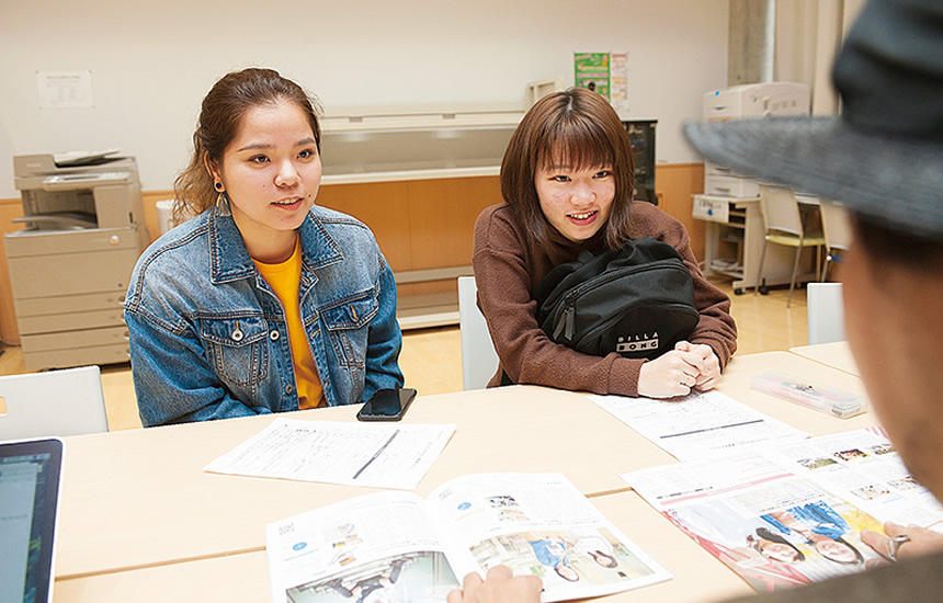 今年、看護学科に入学した沖縄出身の学生は男女2名ずつの計4名。伊舎堂さん(那覇高校出身・左)と、看護学科生が多い手話サークルに入る予定。 イメージ