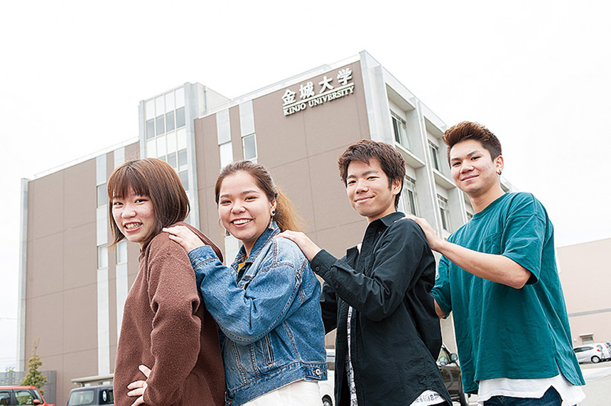 今年看護学科に入学した沖縄出身者4名。1学年上には8名の沖縄出身者が在籍。「先輩たちに大学のことを色々教えてもらいたいです」。 イメージ