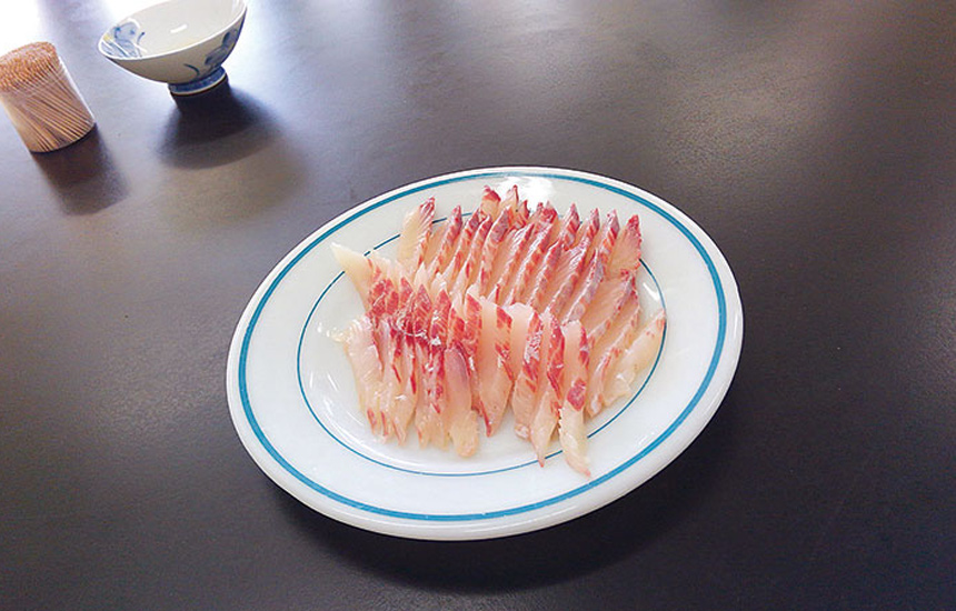 「フルーツ魚」を使ったお刺身は、コリコリと歯ごたえも豊で、ほのかな柑橘系が香しい。 お刺身