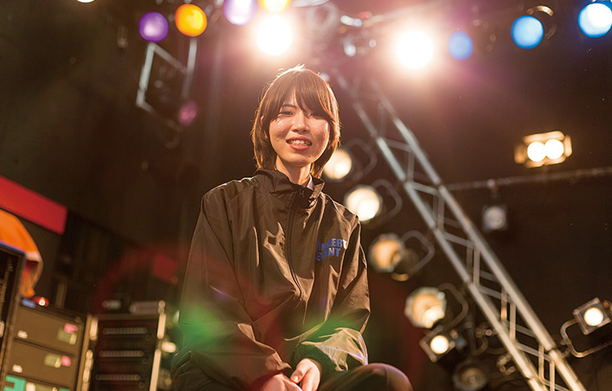 授業のみならずプライベートでも積極的に動くようになった榎本さん。照明の勉強のため、ライブやイベントにもよく足を運び、日々努力を重ねている。 イメージ