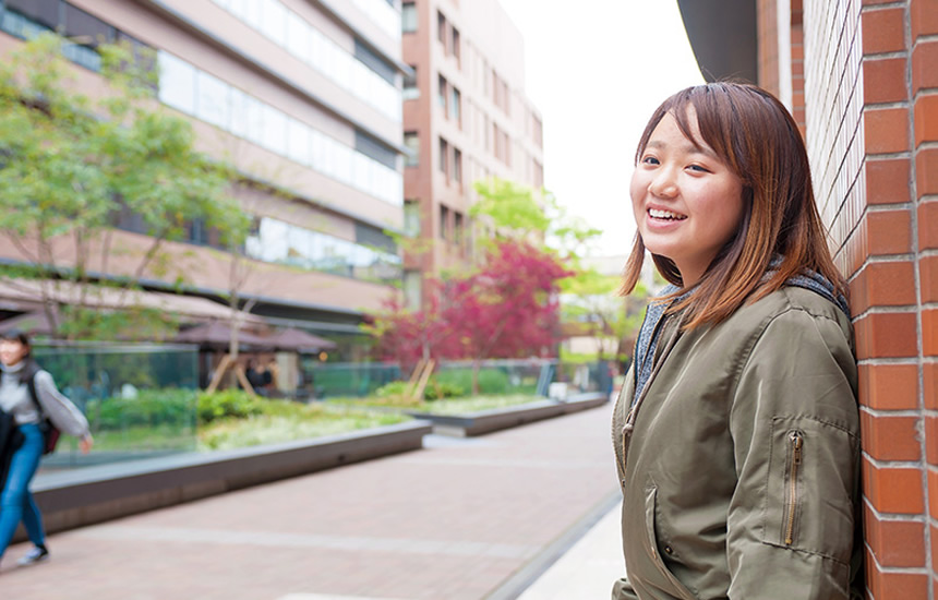 海外経験のチャンスが多いことが人気の大阪国際大学。仲榮眞さんは1年次にすでにタイとフィリピンでの短期研修を経験している。 イメージ