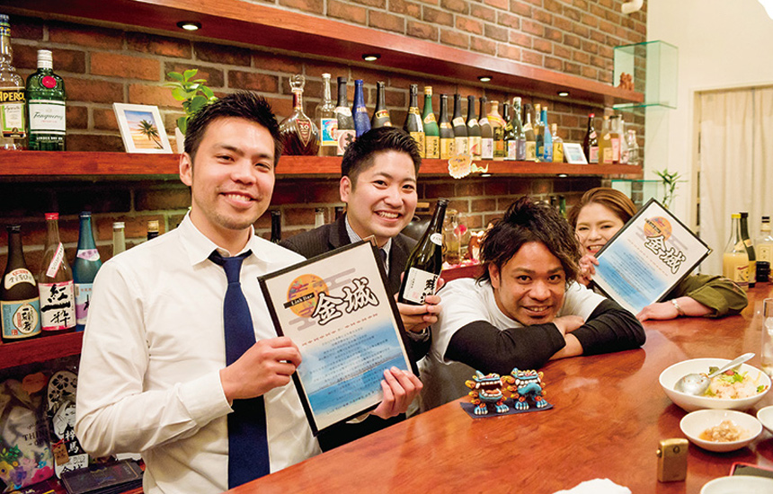「僕自身が大阪に出てきたときにいろんな失敗もした。だから沖縄から来た子たちの役に立ちたい!」と熱い金城さん(右から2番目)のもとには、楽しいスタッフが集合。 イメージ
