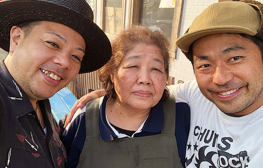1人で店を切り盛りする崎原さん。大変じゃないか尋ねると「なんで、色んな人が会いに来るから楽しくやってるさぁ」と話してくれた。 イメージ