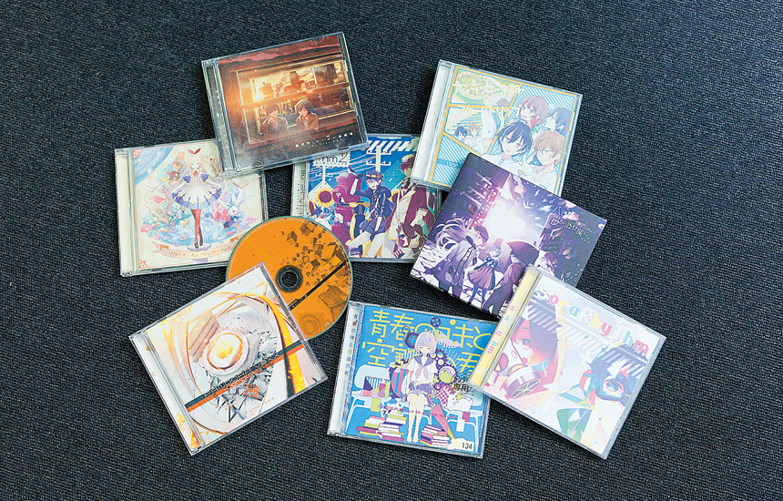 高校時代に集めていたお気に入りのCD。スマホに入れて、作業中に聴く事が多い。「いずれはゲームのサウンド作りにも挑戦してみたいです」。