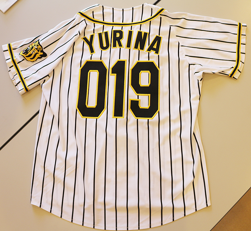 阪神ファンの知念さんに内緒でお兄さんが送ってくれた、ファンクラブしか買えないオーダーメイドのユニフォーム