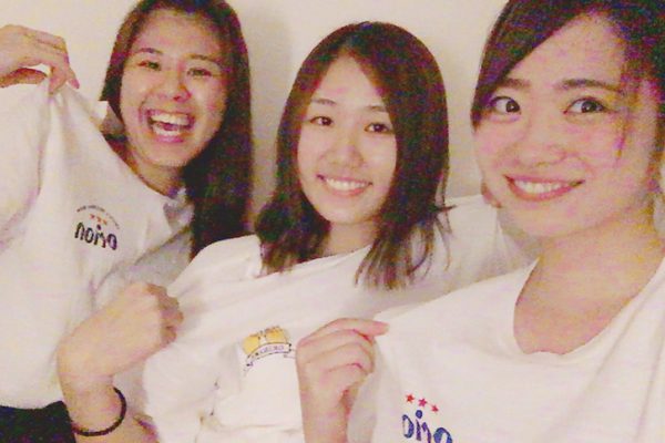 浦添高校から同学科に入学した3人は今も仲良しで、この4年間の色々な出来事を共に乗り越え分かち合ってきた。もともと高校時代は4人組で、1人は沖縄に残り、応援してくれている。写真は、上京時に沖縄に残った親友から贈られたオリオンビールTシャツを3人で着用した思い出の1枚。(右)石澤さん/(中)瀬戸 京さん・本誌2017年7月号掲載/(左)新崎 夢乃さん・本誌2018年7月号掲載