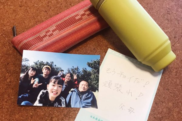 家族写真と、仕送りに入っていたという両親からのメッセージ。「この写真は実家の妹が寂しがるので持って来ました」と笑いながら見せてくれた果子さん。 二人とも高校生の時から愛用している筆箱。「高校2年生の時に母が買ってくれました。今も大切に使っています」と話してくれたのは茉子さん。