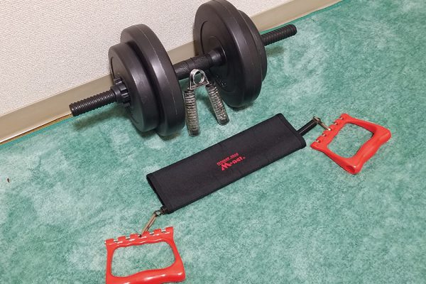沖縄から持ってきたダンベルなどの筋トレ道具。体力づくりの一環としてだけでなく、元々筋トレが趣味なのだという。