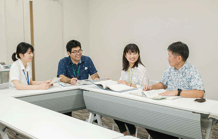 ❸情報共有が肝! 班会議 イメージ