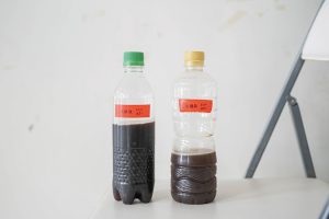 強烈な匂いがあるノニをアルコール発酵させた共同開発中のフルーツワイン 。試行錯誤の連続だけど、一緒に活動する仲間がいるから頑張ることができる。(島袋さん)