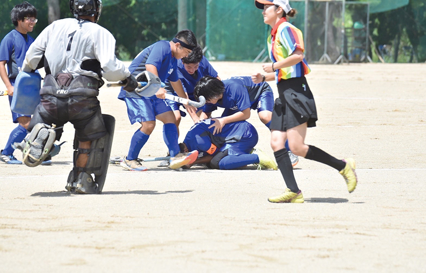 熾烈なサドンデスを制する決勝点を決め感極まるキャプテンの大城くんに駆け寄るホッケー部員。 イメージ