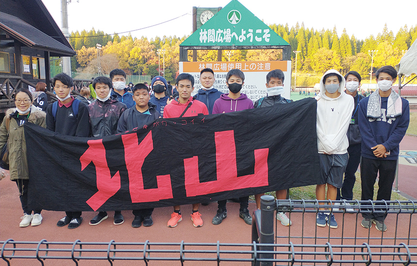 令和二年度 全九州高等学校選抜ホッケー大会に出場し、準優勝した時の1コマ。部員たちの大切な思い出だ。 イメージ