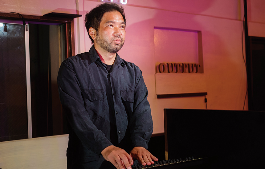 ライブでは照明も担当する。リハーサルでステージを見る眼差しは真剣そのもの。 イメージ