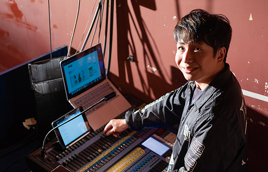 「照明がアーティストの意図や曲の見せ場にバチっとハマった瞬間が幸せ」と笑顔を見せる。 イメージ
