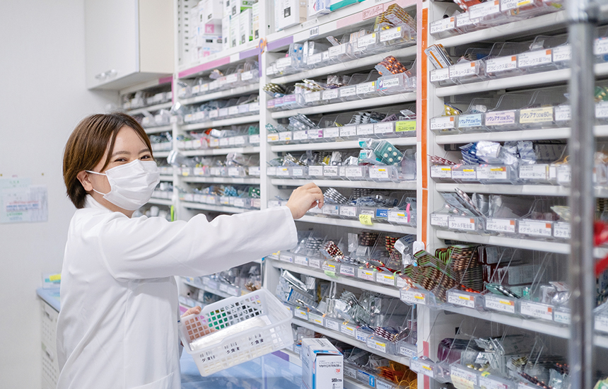調剤する薬を集めている様子。決してミスは許されない責任ある作業だ。 イメージ
