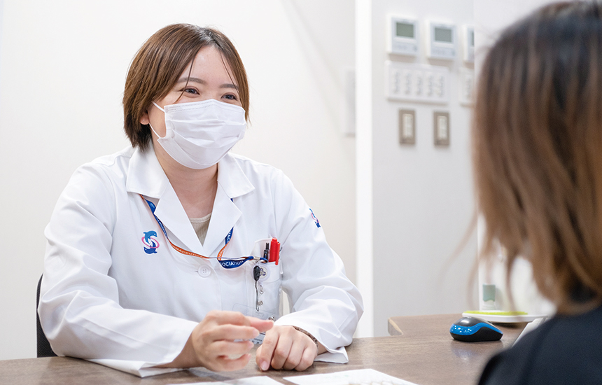 マスクの上からでも伝わる笑顔で、的確な服薬指導を行う松田さん。 イメージ