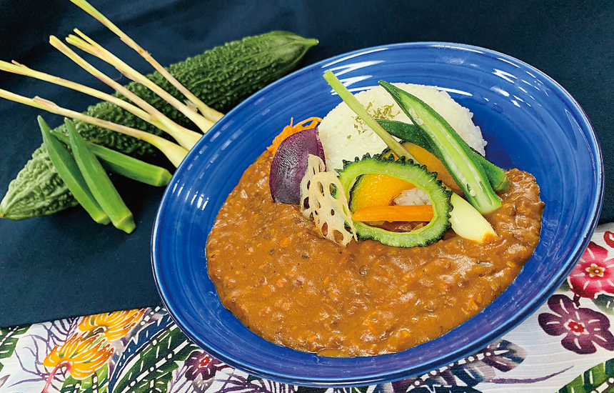 地産地消をテーマにした「琉球ぬちぐすいカレー」は、2021年1月26日から2週間、県内ファミリーマートにて販売決定。 イメージ