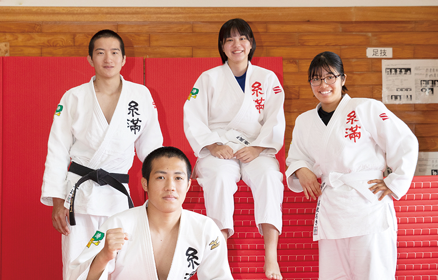 写真前列:小林 幹明さん 後列左:東江 優生さん 後列中央:金城 樹音さん 後列右:嘉数 あきさん