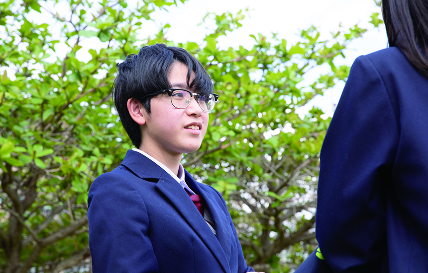 沖縄の歴史と未来への思いをこめてデザインした島袋さん。「ぜひたくさんの人に着てもらいたい」と語った