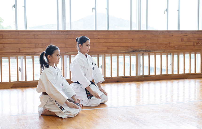 正座して集中力を高める喜屋武さん(写真奥)。妹(写真手前)と一緒に練習することもある。