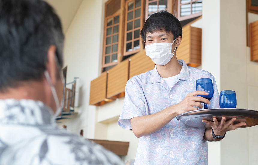 「いらっしゃいませ」と目と目を合わせて、接客する丁寧さと暖かさが安里さんの魅力のひとつ。
