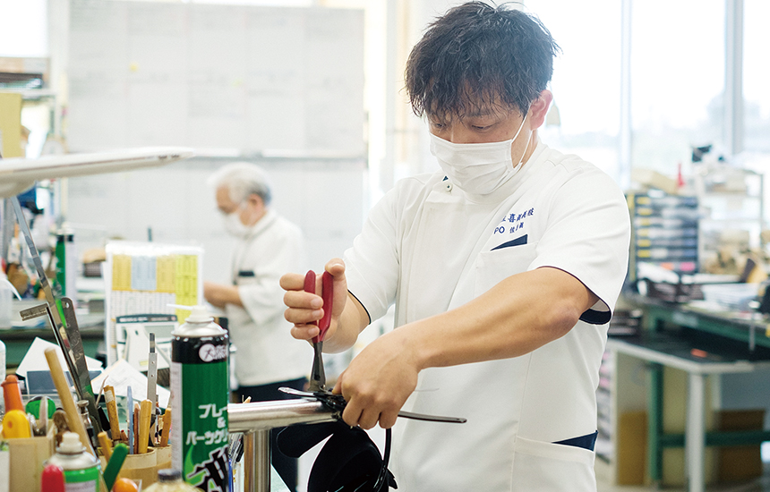 父であり創業者の佐喜眞保社長とともに作業に励む