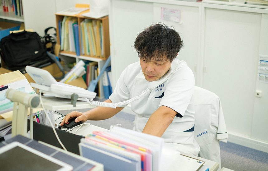 メディア取材対応や顧客管理など総務課長としてこなさなければならない業務は多い