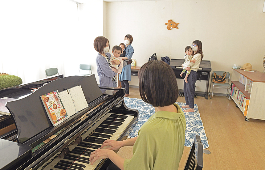 首が座った赤ちゃんから通えるリトミック教室は珍しく、 遠方から通うひとも多い